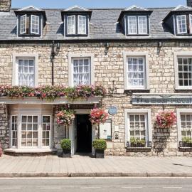 The Bear, Cowbridge，位于考布里奇的酒店