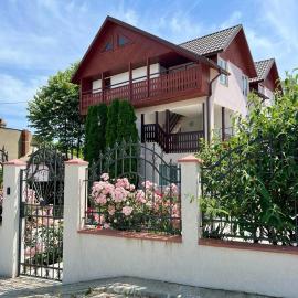 House75，位于科斯蒂内什蒂的酒店