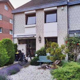Spacious & comfortable guestrooms w private bathrooms near Koelnmesse & Lanxess Arena, free parking, highspeed WiFi，位于科隆的酒店