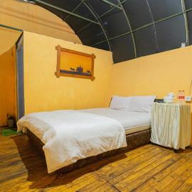 Chikar Glamping At Wisata Coban Talun Mitra RedDoorz，位于Junggo的酒店