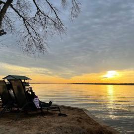 Lake home on 3 acres，位于Mabank的酒店