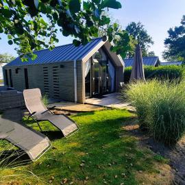 Das Holland Beachhouse, modern eingerichtet, in schöner Lage am Veluwemeer, inklusive Garten, Terrasse am Wasser, Parkplatz und WLAN，位于许尔斯霍斯特的酒店