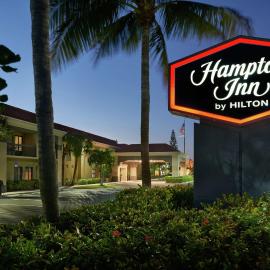 Hampton Inn Juno Beach，位于朱诺海滩的酒店