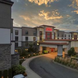 Hampton Inn & Suites DuPont，位于杜邦的酒店