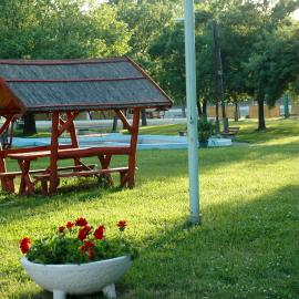 Szegedi Partfürdő Kemping és Apartman，位于塞格德的酒店