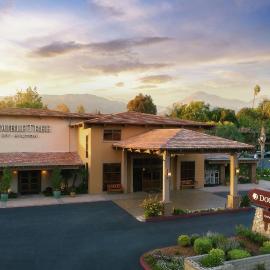DoubleTree by Hilton Claremont,位于克莱蒙特的酒店