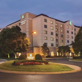 Embassy Suites by Hilton Louisville East，位于路易斯威尔的酒店