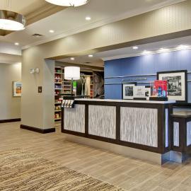 Hampton Inn & Suites by Hilton Saskatoon Airport，位于萨斯卡通的酒店