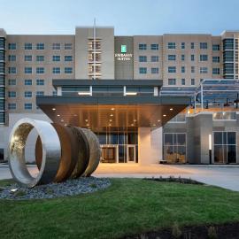 Embassy Suites by Hilton Kansas City Olathe，位于奥拉西的酒店