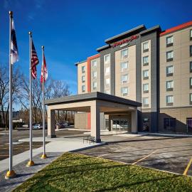 Hampton Inn by Hilton Sarnia/Point Edward，位于Point Edward的酒店