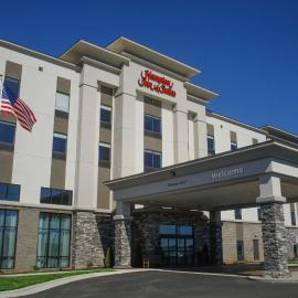 Hampton Inn & Suites Forest City，位于福里斯特城的酒店