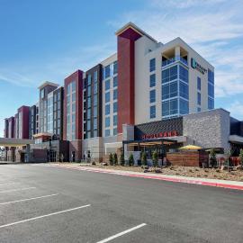 Embassy Suites by Hilton Jonesboro Red Wolf Convention Center,位于琼斯伯勒的酒店