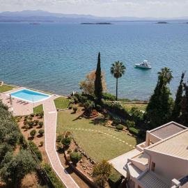 Eretria Luxurious Seafront Villa，位于哈尔基斯的酒店