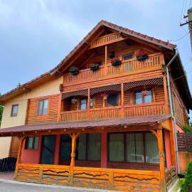 Casa de Vacanta "La Faurie"，位于Paroş的酒店
