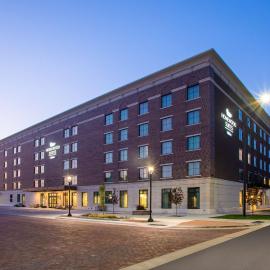 Homewood Suites By Hilton Salina/Downtown, Ks，位于萨利纳的酒店