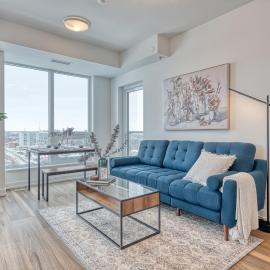 2 Bedroom, 2 Bath Stunning Condo - heart of Kitchener Downtown，位于基奇纳的酒店