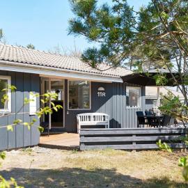 8 person holiday home in Nexø，位于内克瑟的酒店