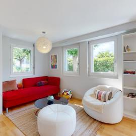 Spacious studio in a quiet area of Sierre，位于谢尔的酒店