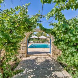 Casa Mezzodì' - Luxurious 18th C. Farmhouse with Gardens & Pool，位于Kerċem的酒店