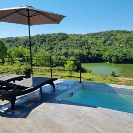 Glamping A frame lake Heated pool，位于Barajevo的酒店