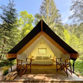 Water Village Rogla a Private Riverside Glamping Tent，位于Oplotnica的酒店