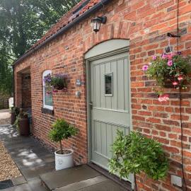 The Bolthole barn with wood-fired hot tub，位于Glentworth的酒店
