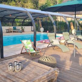 Le Manoir des Pélies, Maison d'hôtes de charme, climatisation, Jacuzzi, Piscine, Rivière, canoës, pédalos, ping-pong，位于孔克的酒店