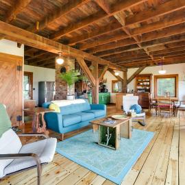 Breathtaking Mtn Views: Stylish Rustic Retreat!，位于本宁顿的酒店