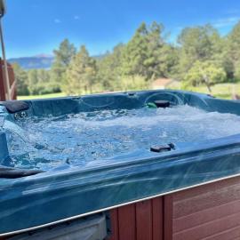 Pikes Peak Views + 6acre + Hot Tub + min to USAFA，位于Monument的酒店