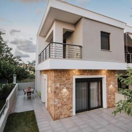 Spacious Family House with Garden - 5 min walk to Beach，位于尼基季的酒店