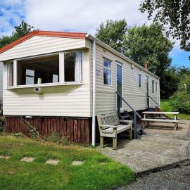 Hedgehog Holiday Home in the countryside, 10 mins to Lligwy beach，位于Llandyfrydog的酒店