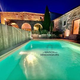La Maison des Vendangeurs - TABLE D'HÔTES le soir du jeudi au dimanche- Jacuzzi - Balnéo SPA - ACCES PISCINE pour toutes les chambres sauf STUDIO COQUET- Piscine de mai à mi-octobre，位于Martignargues的酒店
