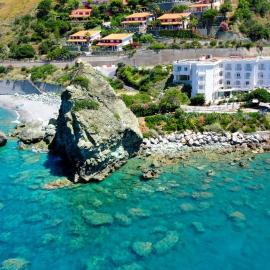 Hotel Ristorante La Scogliera，位于阿曼泰阿的酒店