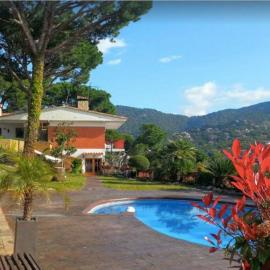 Wonderful house in the mountains with sea views，位于卡夫里尔斯的酒店