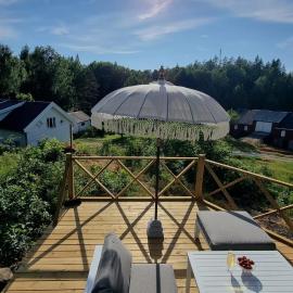 Romantic farmhouse with idyllic garden，位于Bamble的酒店
