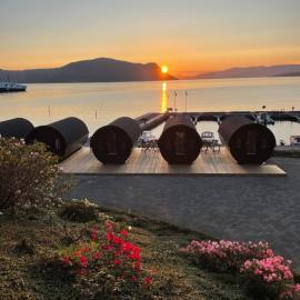 Sleeping barrel lodge Smaken av Ryfylke Event AS, drives ikke som hotell，位于Hjelmeland的酒店