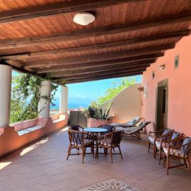 Casa I 10 Puleri - Ampio e fresco terrazzo panoramico，位于雷妮的酒店