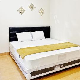 Adipura Guesthouse Syariah Mitra RedDoorz near Terminal Nganjuk，位于Nganjuk的酒店