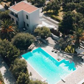 Rio Deluxe Villa，位于Áyios Yeóryios的酒店