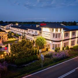 Hotel Coloseum，位于雅罗斯瓦夫的酒店