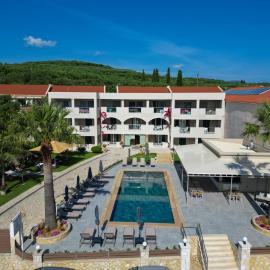 Remezzo Studios & Apartments，位于阿莫迪的酒店