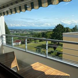 Apartment Bergpanorama mit wunderschönem Alpenpanorama und Indoor-Pool，位于Oberteuringen的酒店