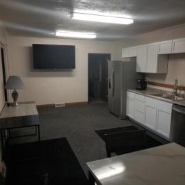 E. Michigan Walk Up Furnished 2 Bedroom APT，位于兰辛的酒店