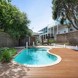 Rye Baby by Ready Set Stay - Main House and Guest House - LINEN PROVIDED, BYO TOWELS，位于莱伊的酒店