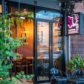 Black Panther Hostel，位于普吉镇的酒店