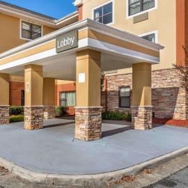 Suburban Studios Columbus Fort Benning Area,位于哥伦布的酒店