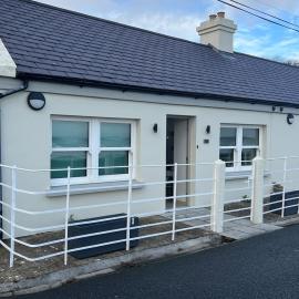 1 Quay Cottages Relaxing 3 bedroom on Sea-Front，位于Killala的酒店