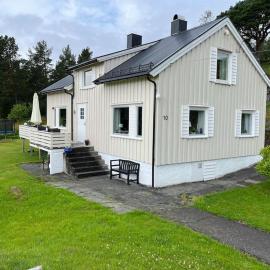 Sjarmerende og romslig bolig, omgitt av vakker natur