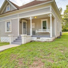 Updated Cotter Cottage: Walk to White River!，位于Cotter的酒店