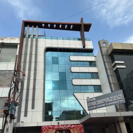 Hotel Cosmopolitan Rooms & Banquet，位于Prayagraj的酒店